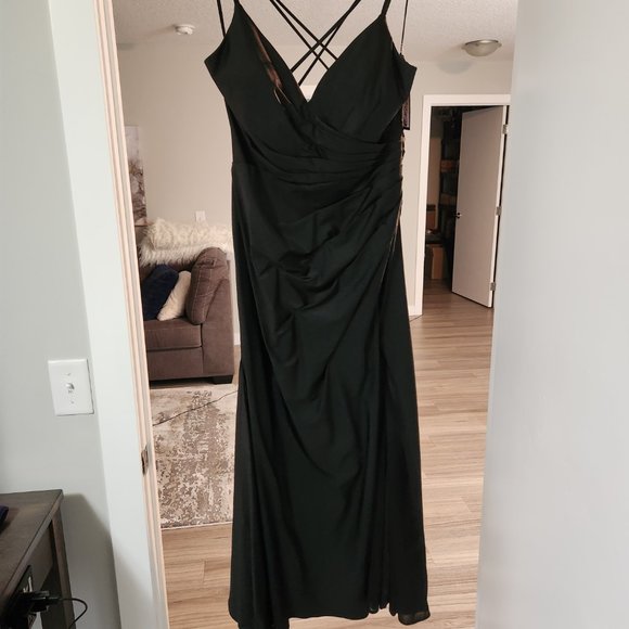Black gown - Picture 10 of 10